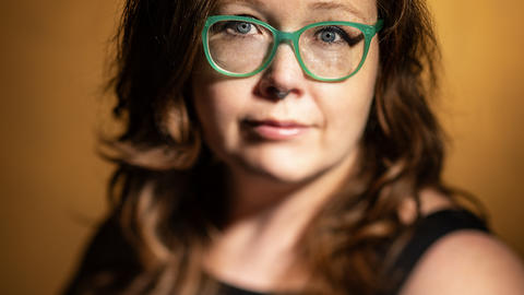 artist jess holz sitting for a portrait