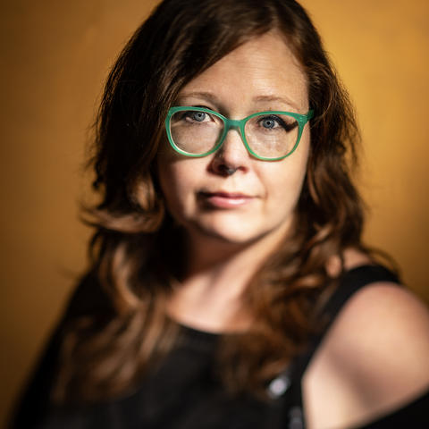 artist jess holz sitting for a portrait
