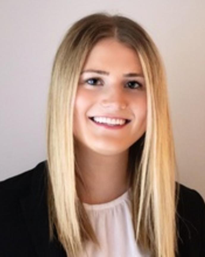Danielle Easton Headshot